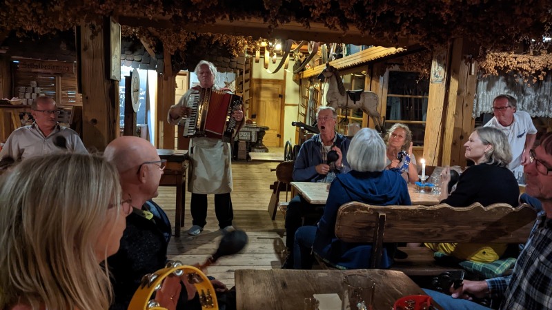 Zünftiges Abendessen mit Akkordeon